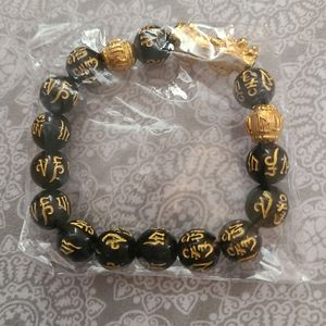 NWT Black and gold platted beaded bracelet.